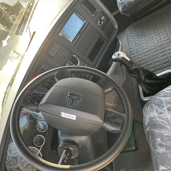 豪沃T7H牵引白色详情11