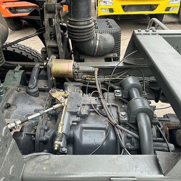 豪沃混凝土搅拌罐白色详情10