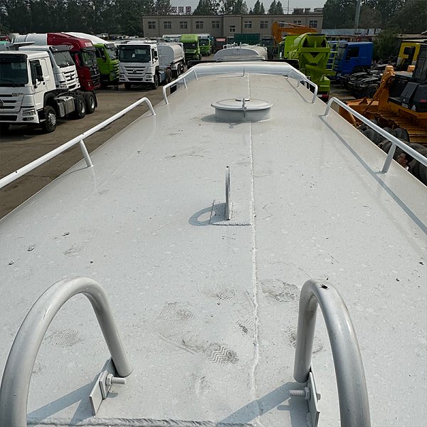 陕汽洒水白色详情2