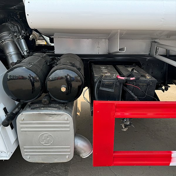 陕汽洒水白色详情3