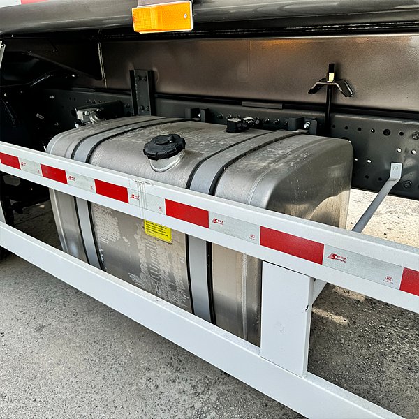 豪沃8x4油罐白色详情3