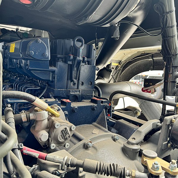 豪沃8x4油罐白色详情4