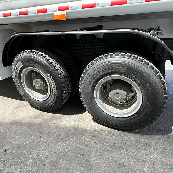 豪沃8x4油罐白色详情7