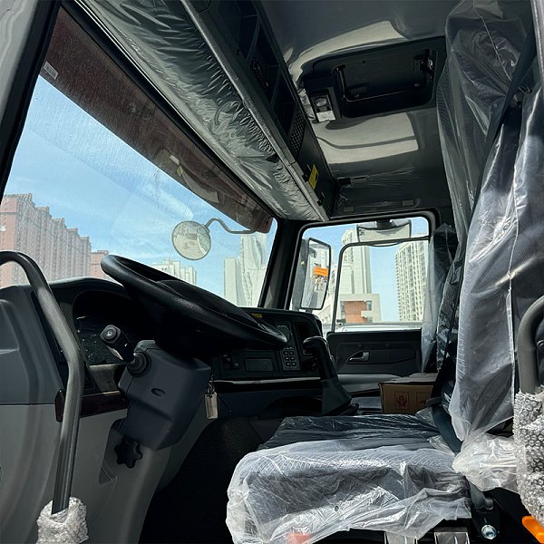 豪沃8x4油罐白色详情9