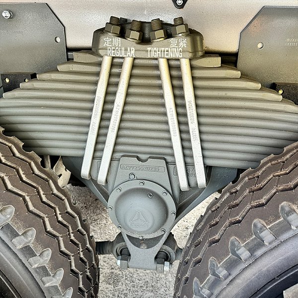 豪沃8x4油罐白色详情10