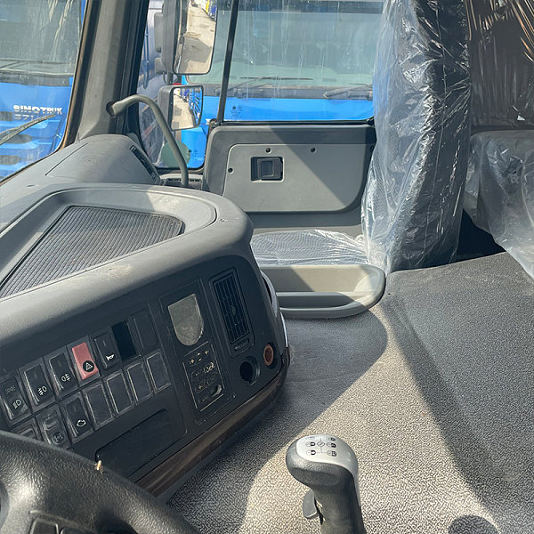 豪沃6x4自卸灰色详情1