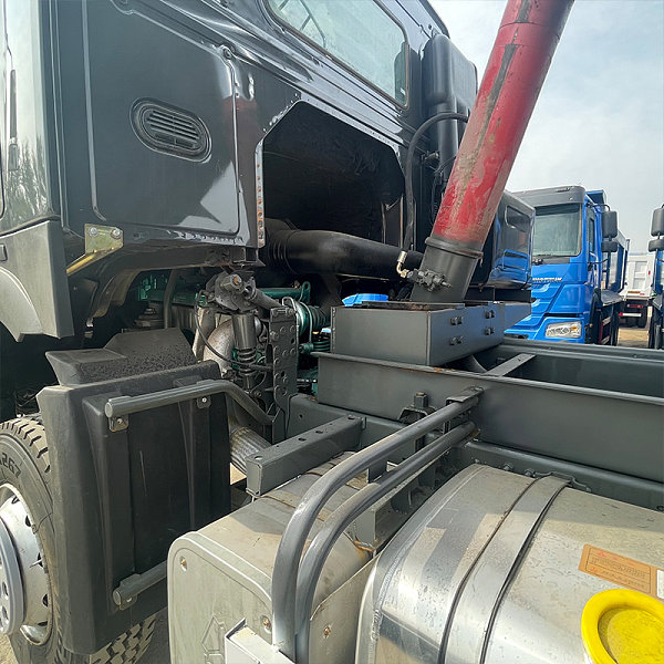 豪沃6x4自卸灰色详情3