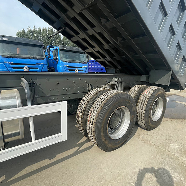 豪沃6x4自卸灰色详情4