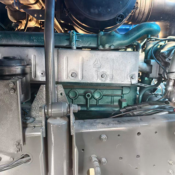 豪沃6x4自卸蓝色详情2