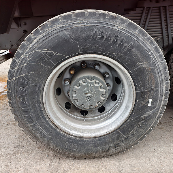 豪沃8x4自卸橙色详情5