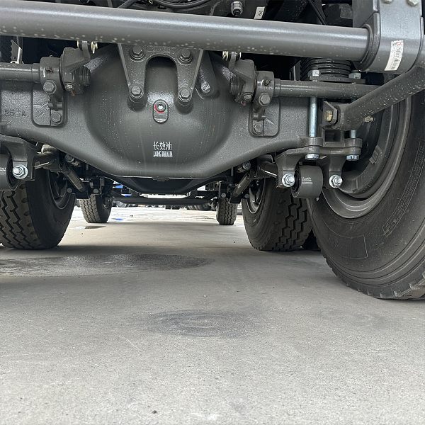 豪瀚6x4自卸白色详情1