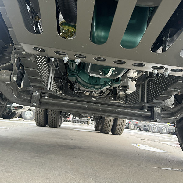 豪瀚6x4自卸白色详情5