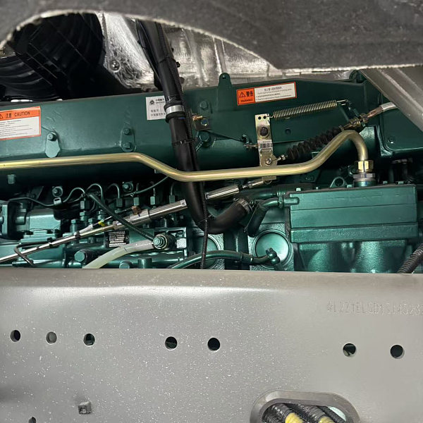 豪瀚6x4自卸白色详情6