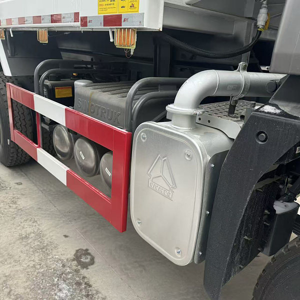 豪瀚6x4自卸白色详情7