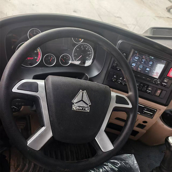 豪沃TX牵引灰色详情1