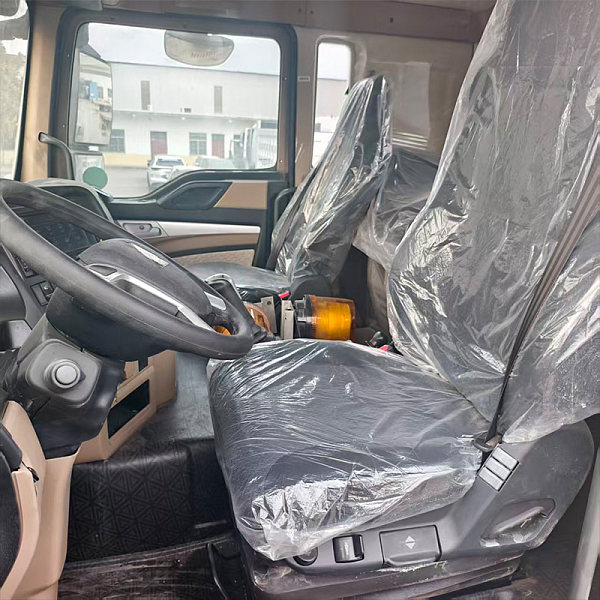 豪沃TX牵引灰色详情2