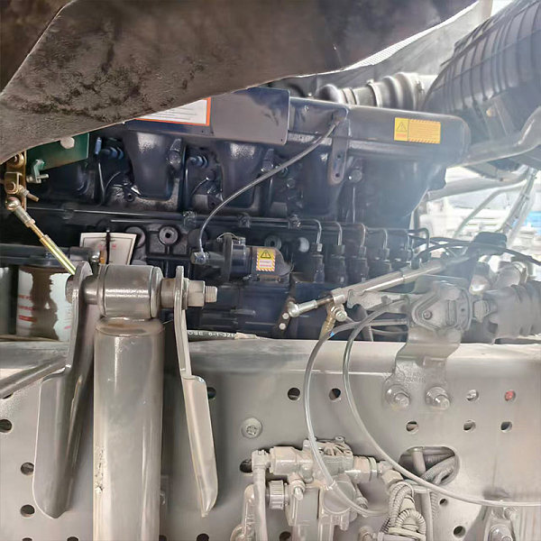 豪沃TX牵引灰色详情3