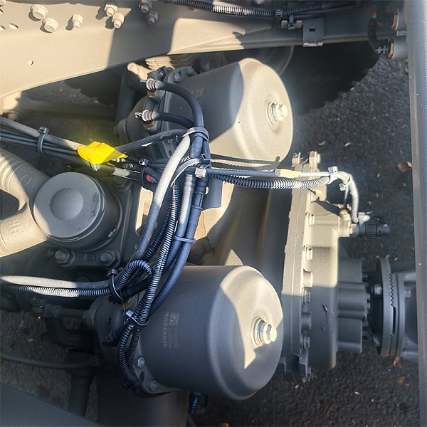 豪沃TX牵引白色详情1