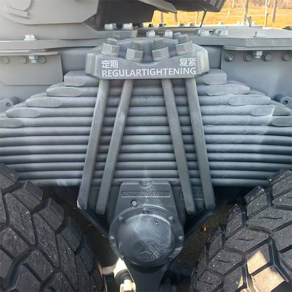 豪沃TX牵引白色详情2