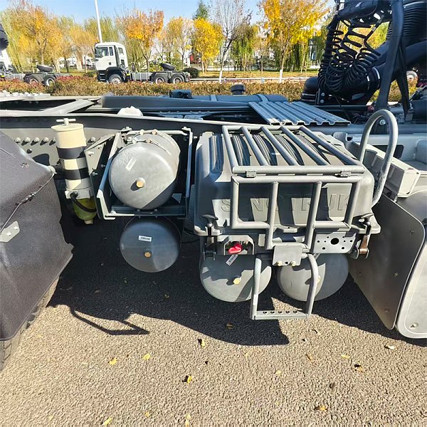 豪沃TX牵引白色详情3