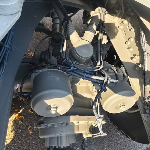 豪沃TX牵引白色详情5