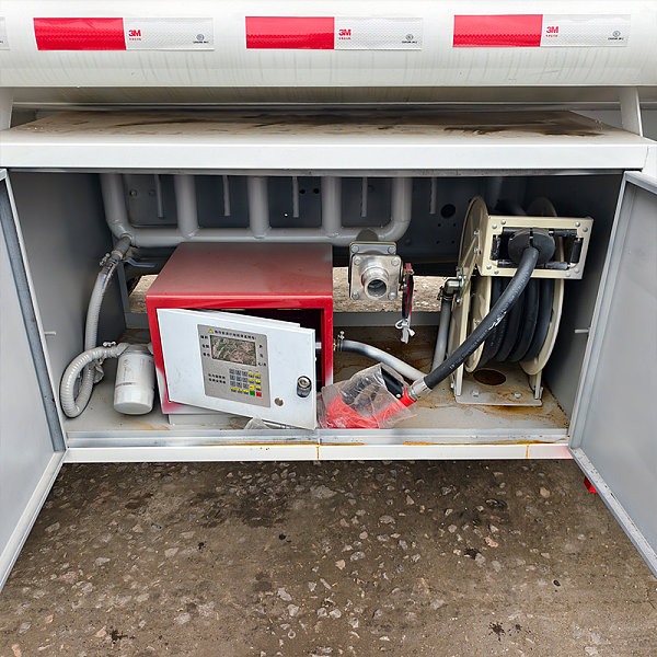 豪沃6x4油罐白色主图10