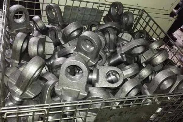 Завершенные отливки из песка Завершенные отливки из песка