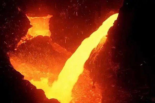 Расплавленный металл, льющийся