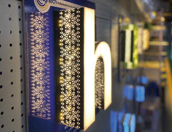 Banda de esponja con iluminación lateral y cantonera de aluminio 3