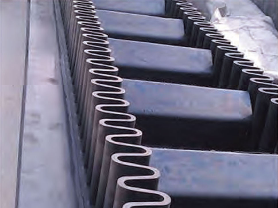 波状挡边输送带在矿山运输中的5大优势及应用场景解析