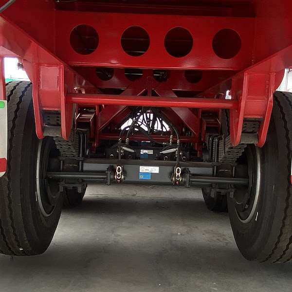 Semi-remorque rouge à plateau (3)