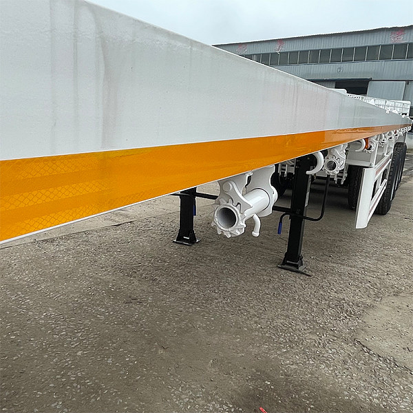 Semi-remorque blanche à plateau (5)