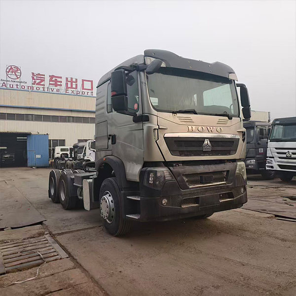 Image principale 2 du tracteur HOWO TX gris