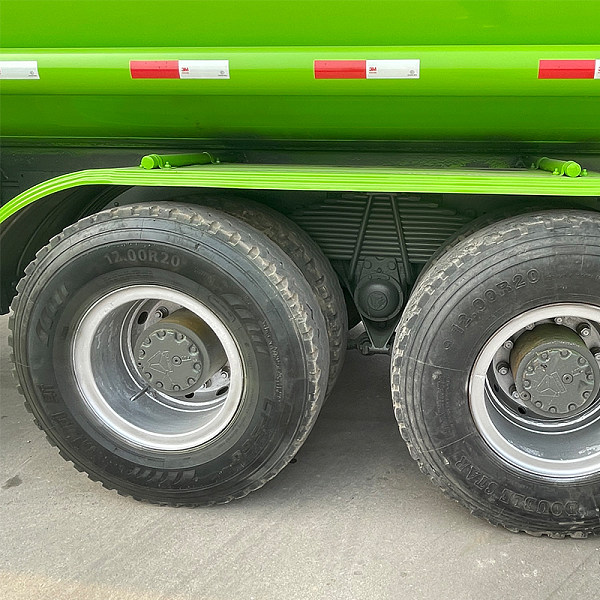 Detalles del tanque de aceite verde 6x4 de Howo 4