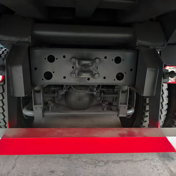 HOWO TX 8x4 volquete blanco detalle 2