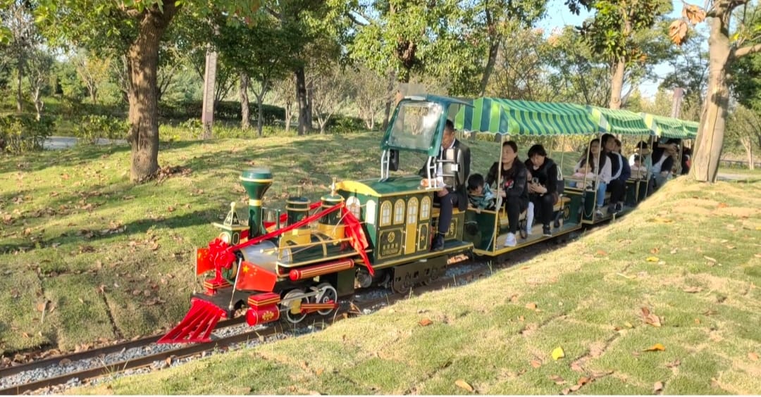 网红轨道观光小火车是景区的吸金神器