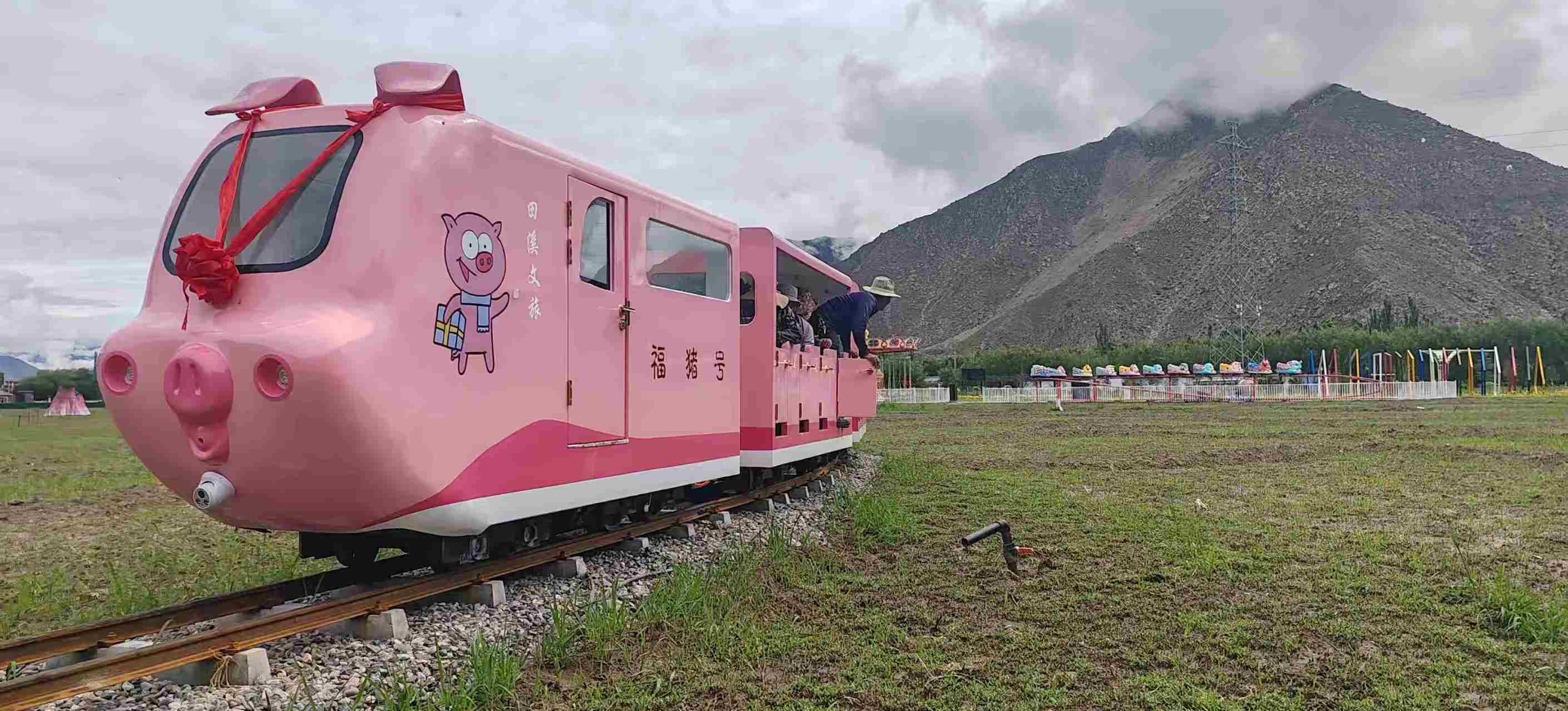 小猪轨道观光火车 小猪轨道观光火车