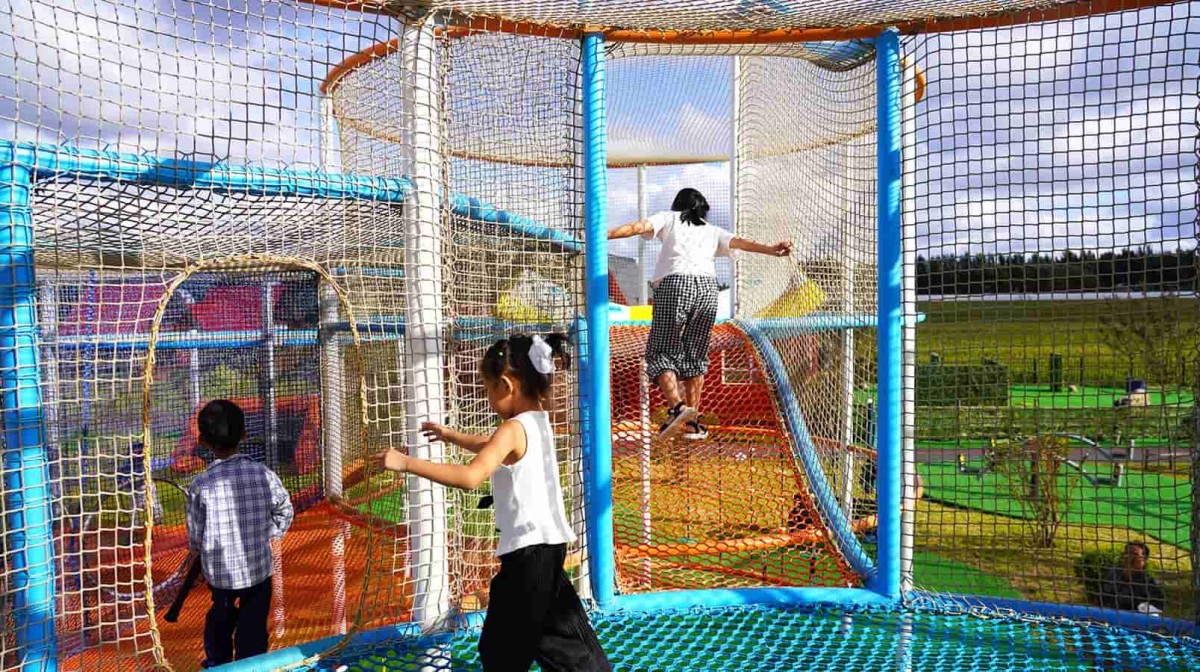 kids-play-trampoline-work-farm-design