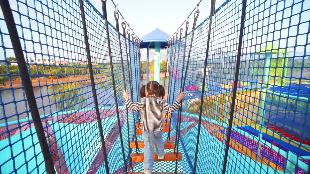 girl-crossing-suspended-rope-bridge-aerial-trekking-ropecube
