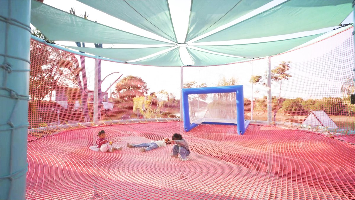 kids-playing-giant-bouncing-rope-net-unipark-playground