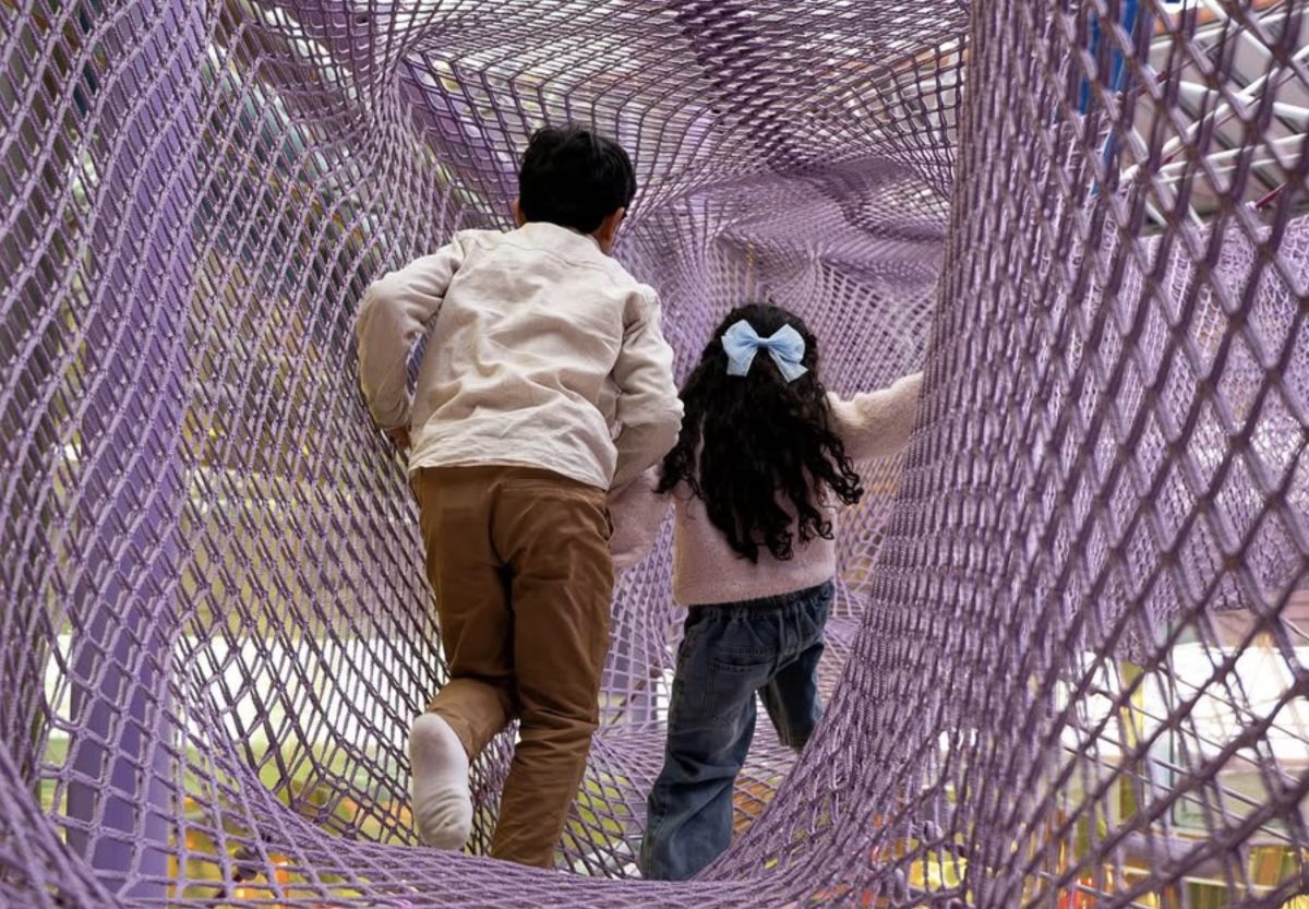 kids-running-purple-net-tunnel-unipark-indoor-center