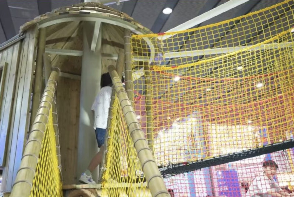 jungle-treehouse-rope-bridge-climbing-playground-equipment 绳立方亮相2025广州展:丛林木屋绳网乐园,解锁亲子游乐新体验