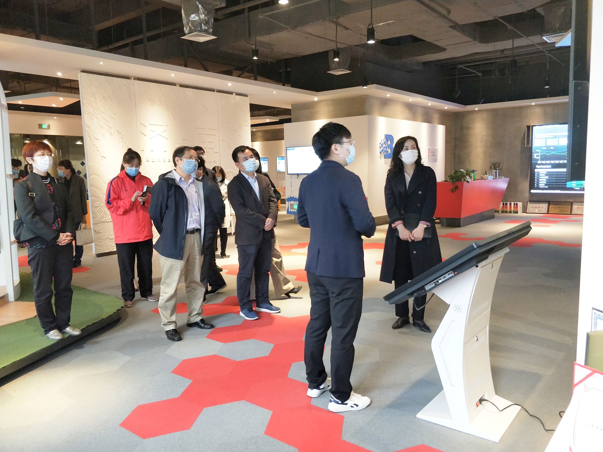 省外办副主任陈白薇及市外办副主任庞龙等一行参观考察谷歌出海体验中心