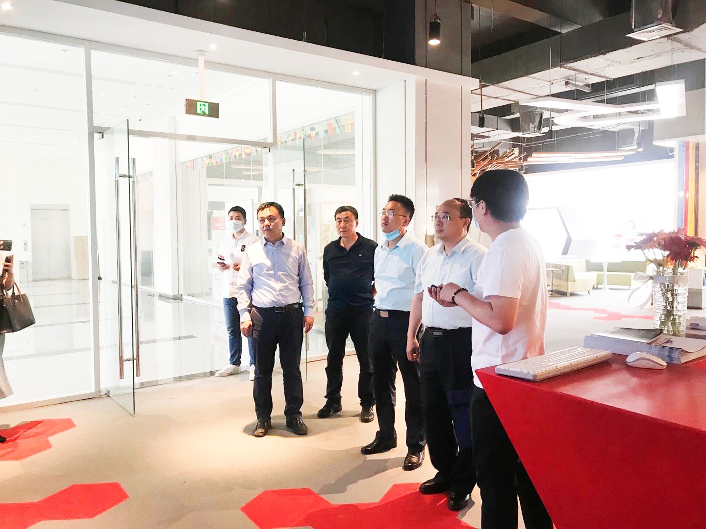 湘西自治州商务局党组书记、局长张立新及党组成员、副局长符卫兴等一行参观考察谷歌济南出海体验中心