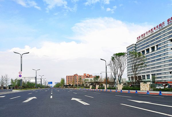 Deliver reliable, high-performance lighting for large areas with long operating hours.