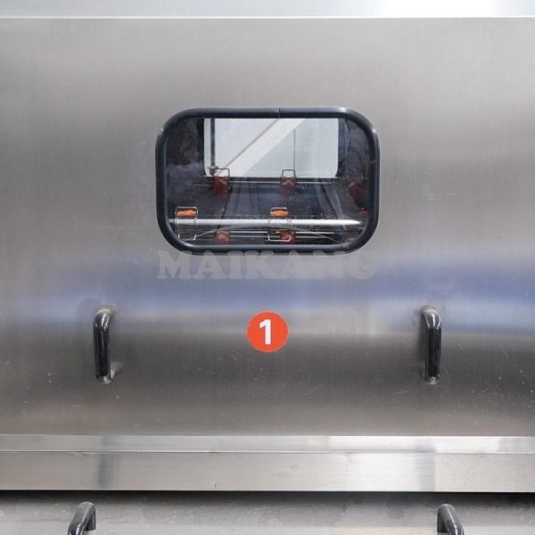 Panel extraíble con ventana visible que facilita la observación del proceso de lavado de palés y su mantenimiento.