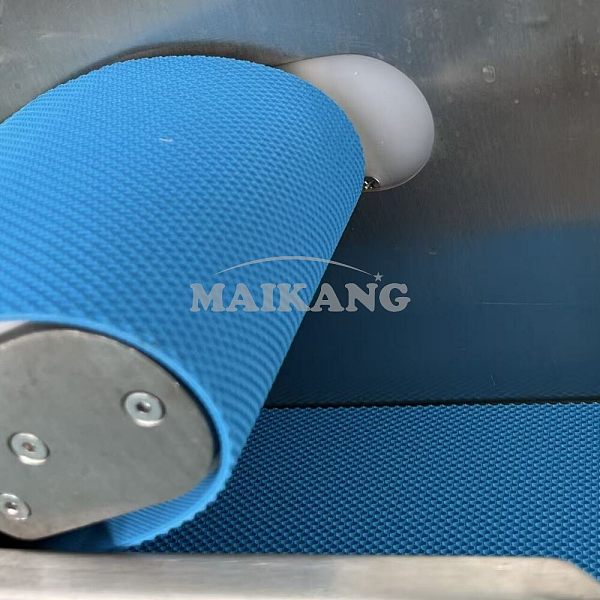 La cinta transportadora puede transportar de manera uniforme y continua los ingredientes a cortar hacia el área de corte, cooperar con las cuchillas de corte para completar un corte estandarizado, y las cintas transportadoras también tienen propiedades antideslizantes y fáciles de limpiar para cumplir con los requisitos de uso de la cocina.
