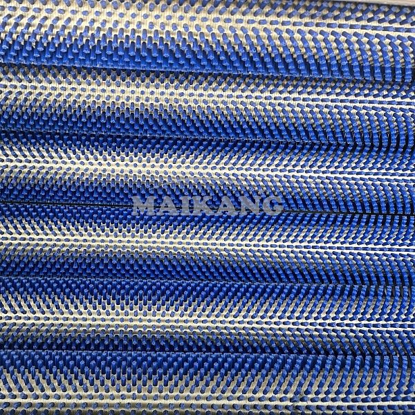 Использование жесткой нейлоновой щетки для очистки кожуры корнеплодов.