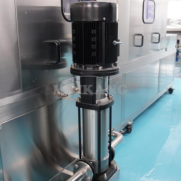 Utilisation de pompes à haute pression pour laver les palettes, généralement la première et la troisième station utilisent une pompe horizontale tandis que la seconde utilise une pompe verticale.