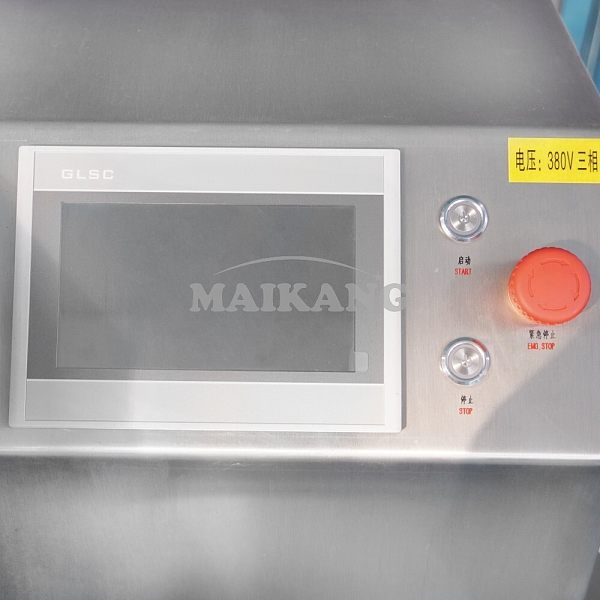 Le panneau de contrôle permet de réaliser une régulation de vitesse à fréquence variable, une sélection du mode de coupe et un retour en temps réel de l'état de fonctionnement de l'équipement. Il s'agit du composant central pour contrôler le fonctionnement précis du coupe-légumes à fréquence variable.